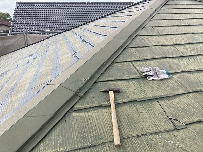 カラーベスト屋根棟板金釘打ち直し状況